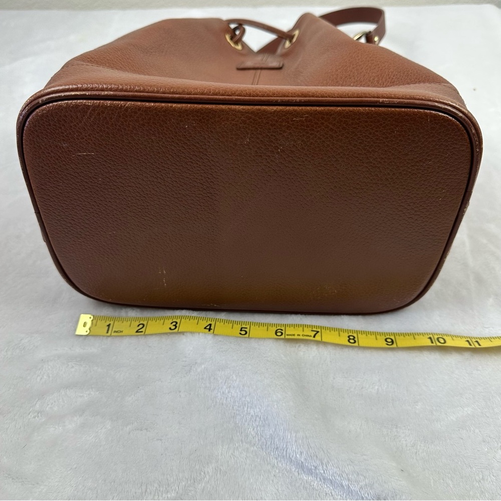 Burberry Brown Bucket Bag with Luxurious Leather Finish - Picture 7 of 15